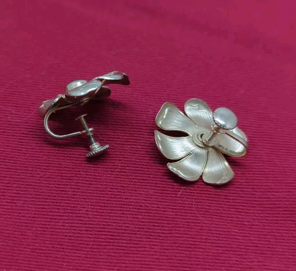 Flower Brooch & Screw Back Earring Set Gold Tone 1950’s-60’s Classic MCM