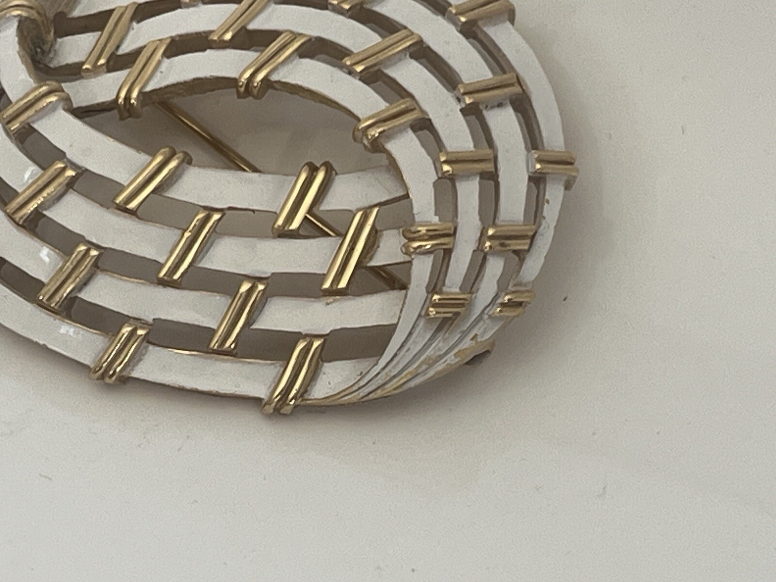 Vtg Signed TRIFARI Basket Weave Elliptical Brooch -White Enamel Goldtone 2″
