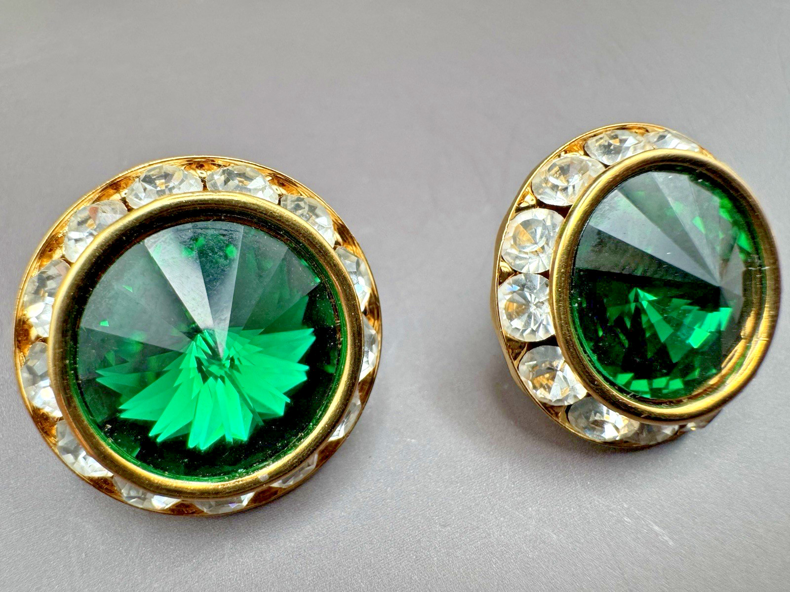 Vivid Green Rivoli Crystal Earrings Rhinestone Halo Button Studs Vintage 0.75”