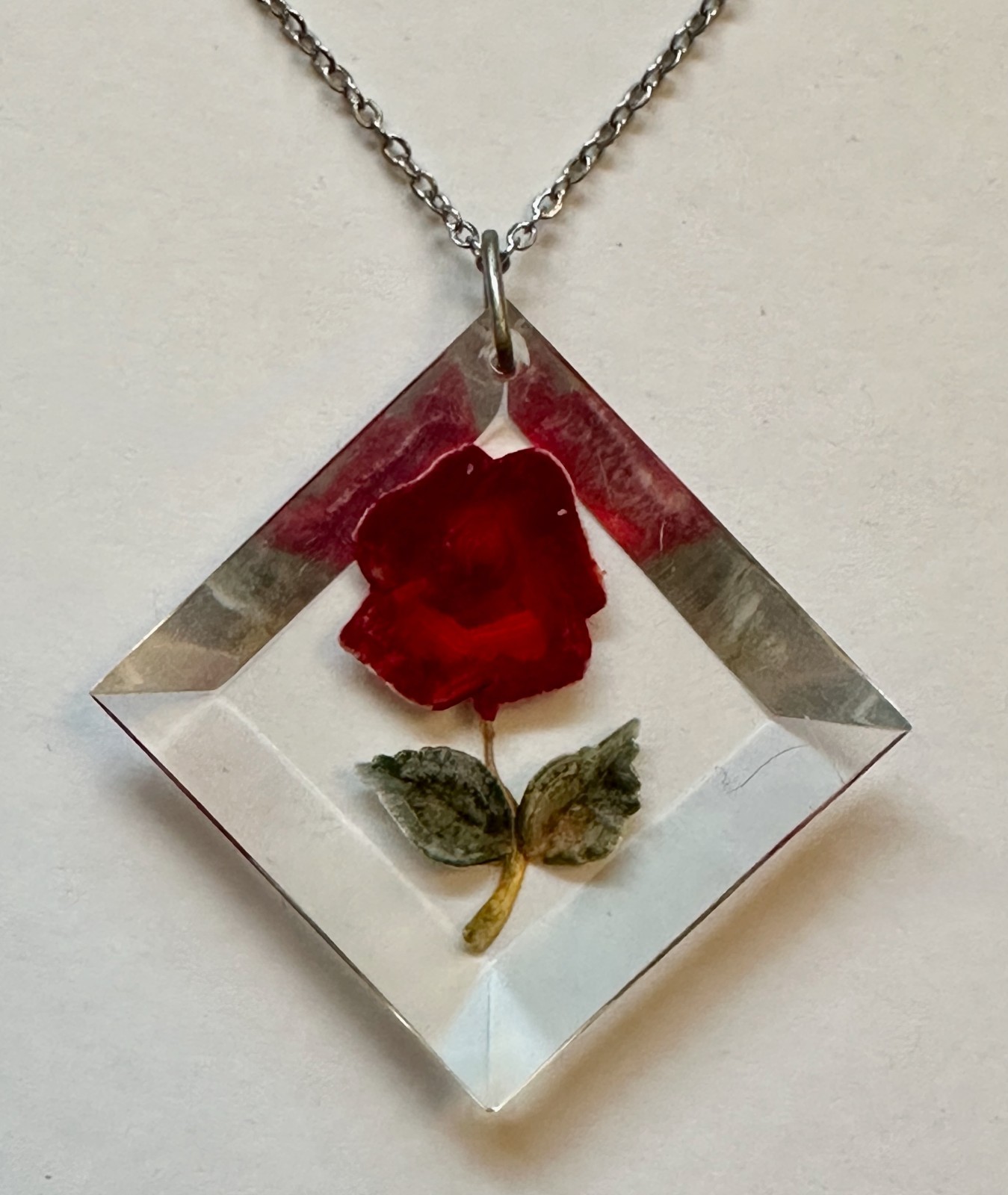 VINTAGE RED ROSE FLOWER IN LUCITE PLASTIC PENDANT 1 1/2″ NECKLACE 24″