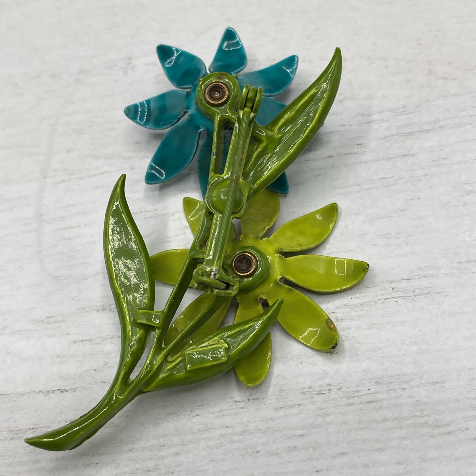 VINTAGE RETRO HIPPY MOD BLUE Green ENAMEL METAL DAISY FLOWER W/ STEM BROOCH PIN