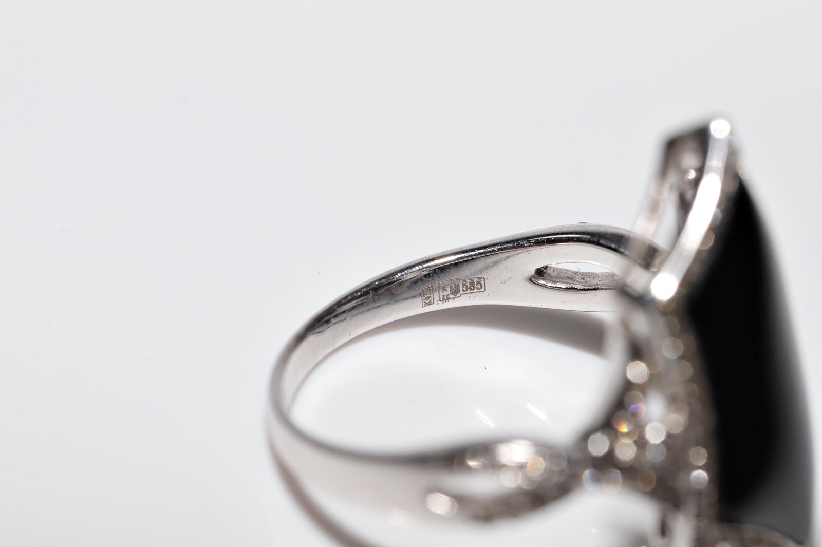 14k Gold Natural Diamond And Onyx Decorated Navette Ring