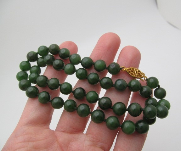 Vintage Green Jade Natural Stone 8.25mm Knotted Round Ball Necklace 17.5 In
