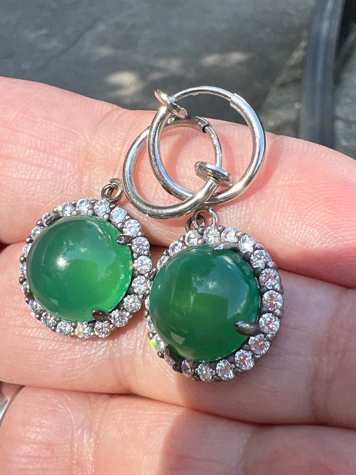 VINTAGE VIVID GREEN CABOCHON STONES DROP DANGLE SILVER TONE HOOP EARRINGS