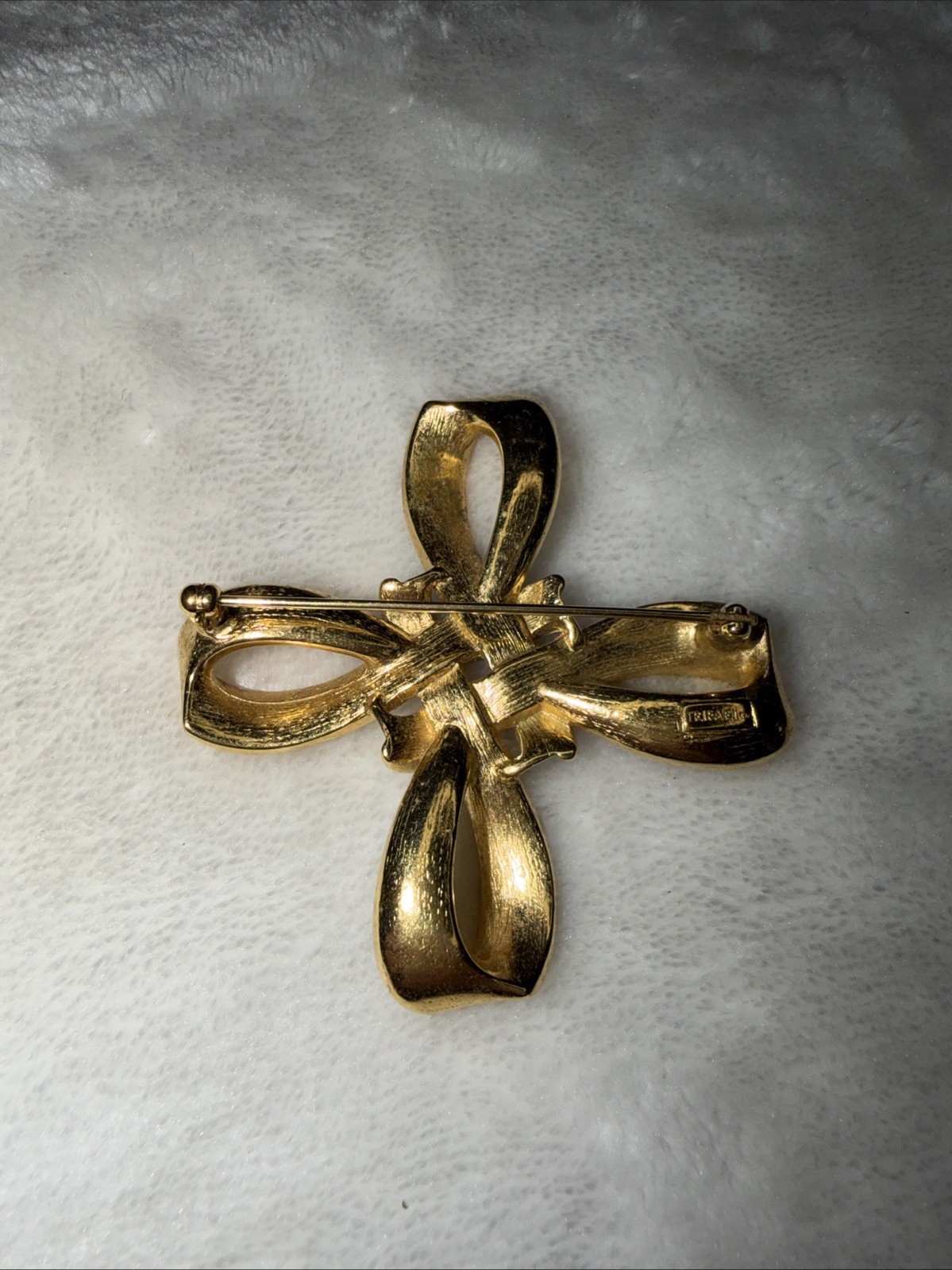 Vtg Trifari Gold Tone Brooch Ribbon Bow Twisted Textured Polished 80s Signed Pin