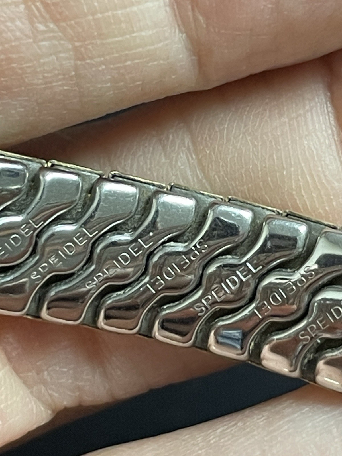 Vtg Engraved ID Bracelet Leanne Cursive Gold-Tone Stretch Band Speidel