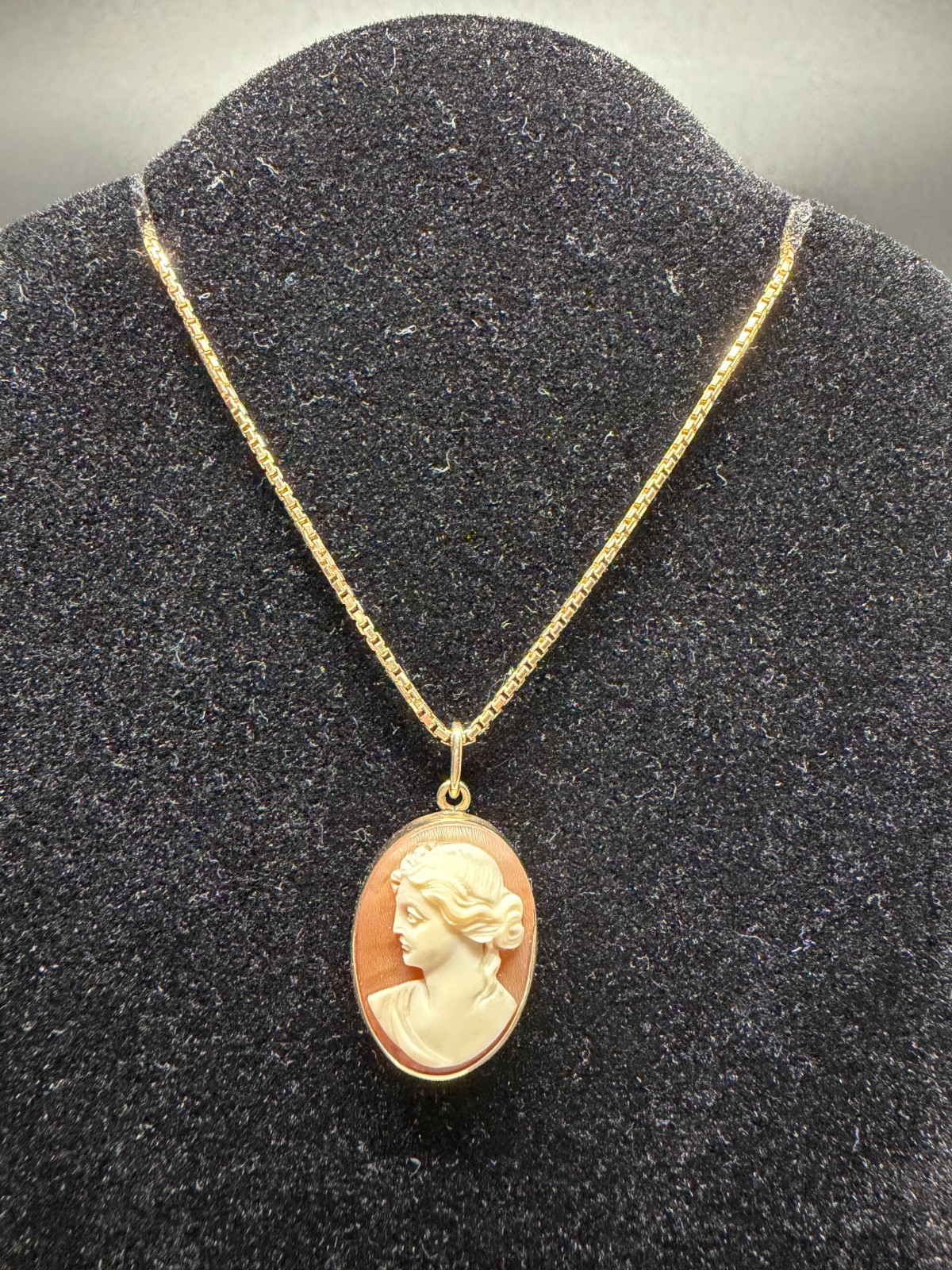 Vintage 14K Yellow Gold Cameo Pendant Shell Portrait Oval .75″ X .50″ 1.53grams.
