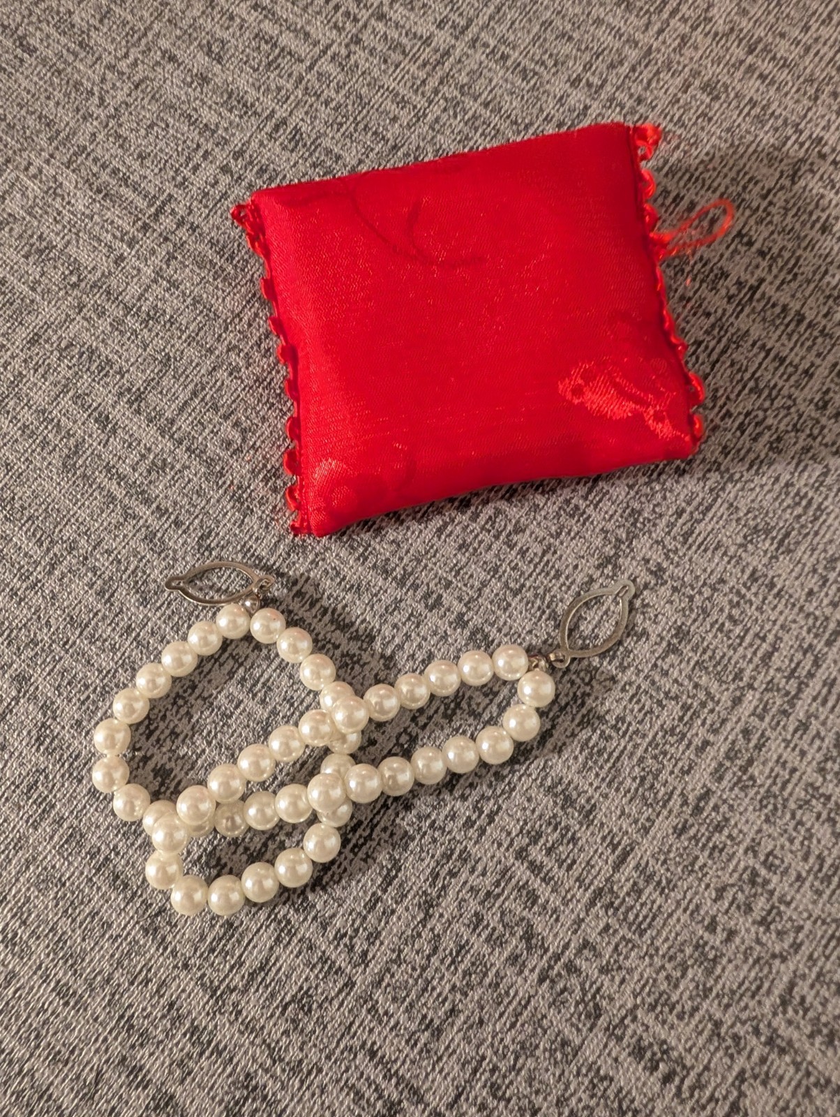 Pearl Vintage Sweater/Fur Guard Clip Faux Pearl Chain, red bag snap closeholder