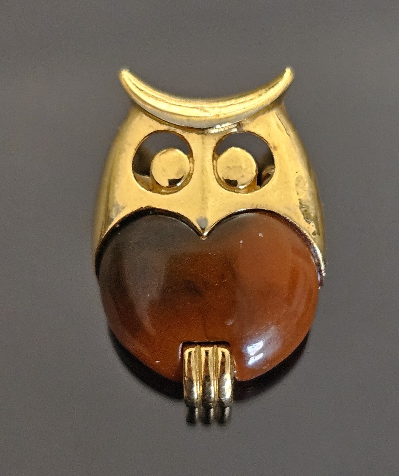 Vintage Small CROWN TRIFARI Gold Tone With BROWN LUCITE OWL BROOCH PIN .75″