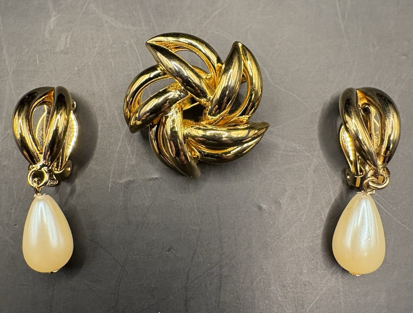 Vintage Gold Tone Sculptural Necklace Brooch Earrings Set Rope Chain