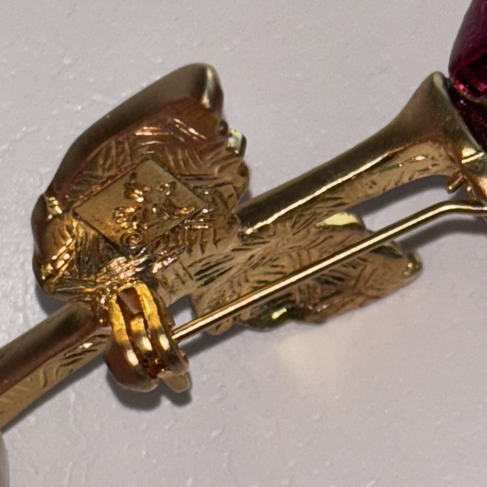 Vintage Rose Brooch Pin 3D Gold Tone Lucite Crystal Stem 2.5” Signed Stunning✨