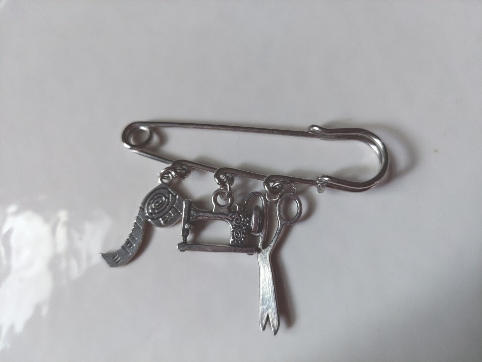 Vintage Sewing Brooch Kilt Pin Tape Measure Scissors Sewing Machine 3″ Gift Bag