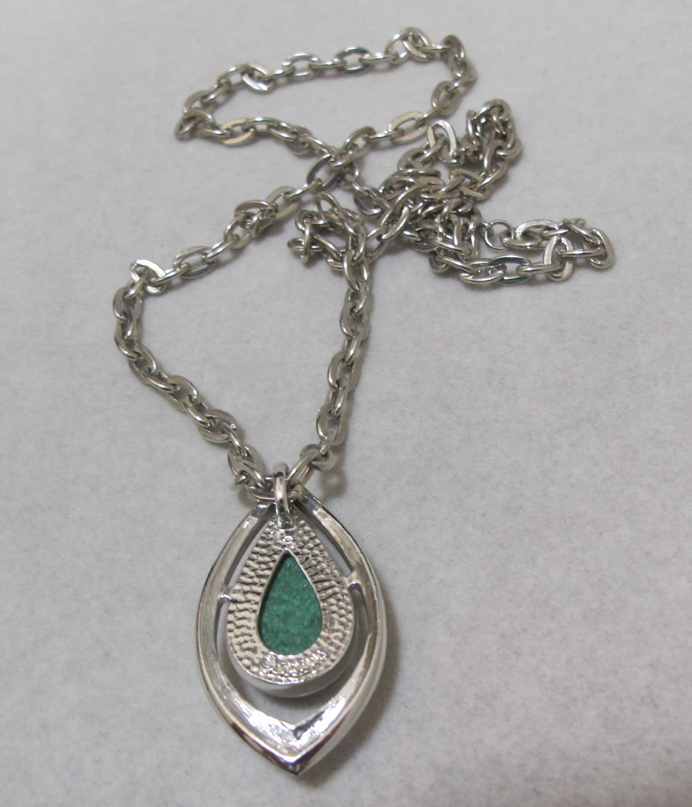 Vtg 1978 SARAH COV “Dew Drop” Green Acrylic Teardrop SilverTone Pendant Necklace