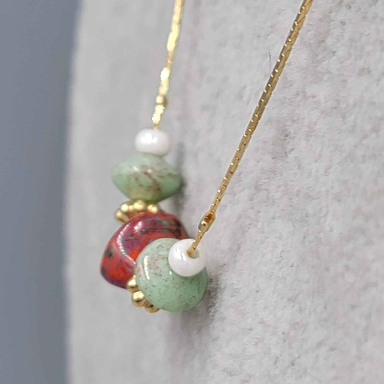 Vintage Red & Green Stone Beads Necklace Gold tone Chain 18″
