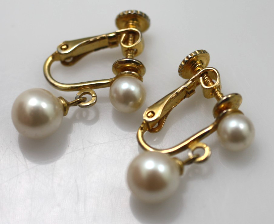 Vintage Marvella Gold Tone cream faux pearl drop dangle ScrewBack clip earrings