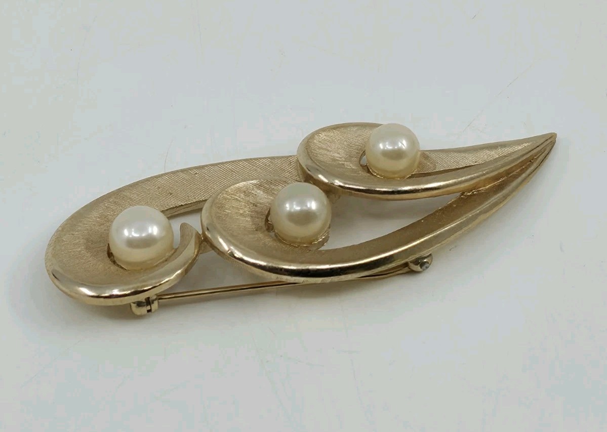 Vintage Crown Trifari Faux Pearl Gold Tone Swirl Ribbon Pin Brooch