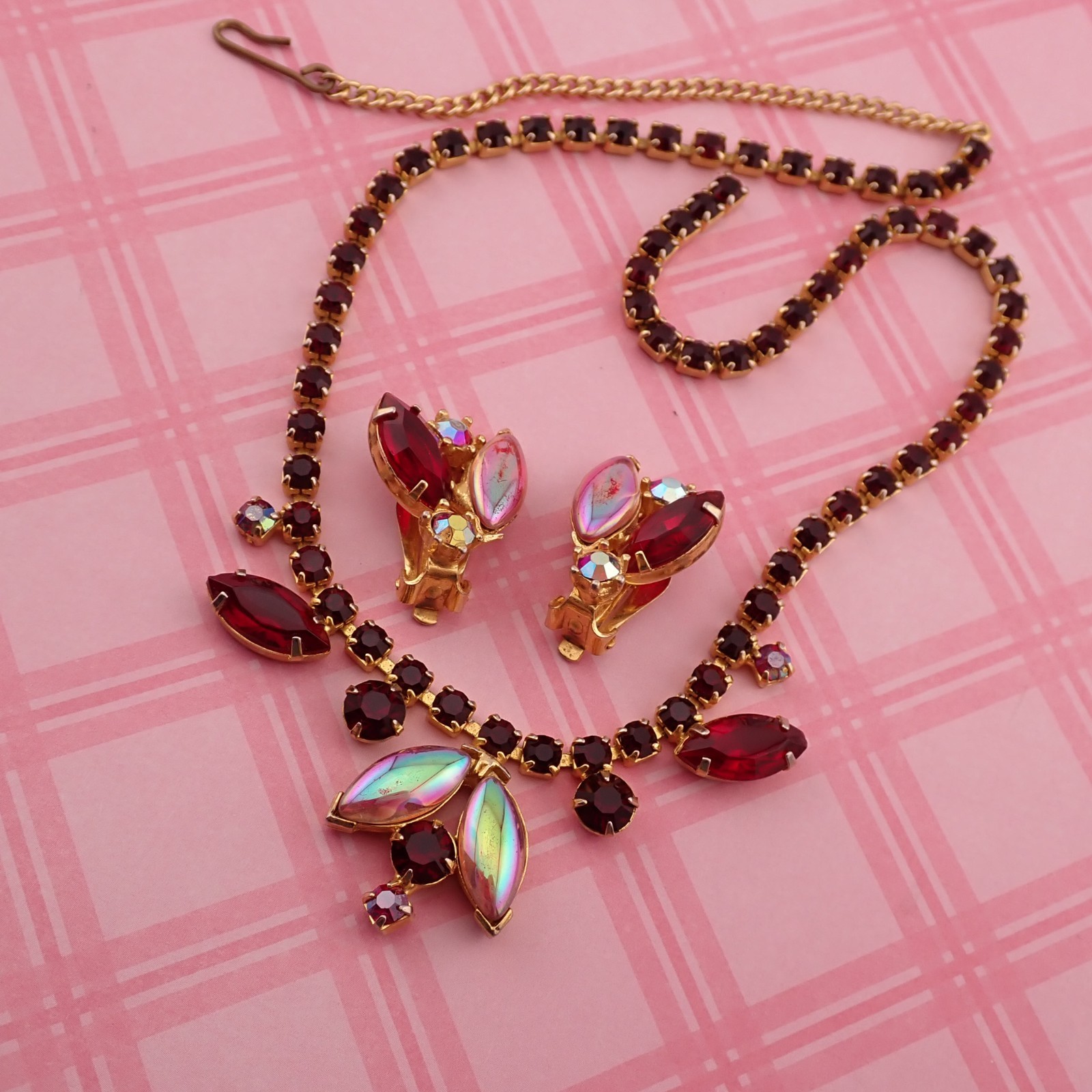VTG Red Rhinestone Iridescent Marquise 18″ Adj Necklace Gold Tone Earring Set