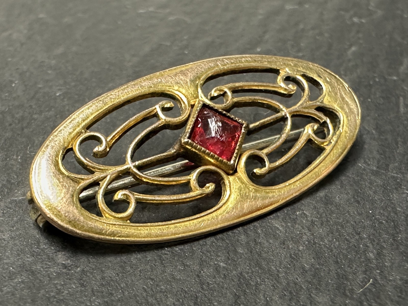 VINTAGE GOLD FILLED? BROOCH WITH SCROLL DETAILS AND RED GLASS ACCENT N829