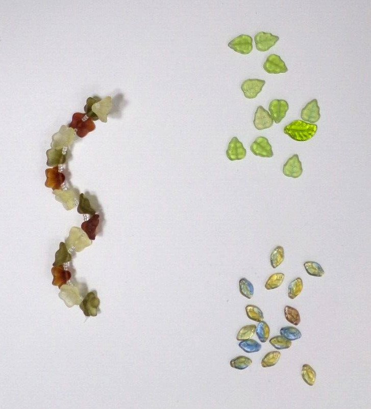LOT OF PLASTIC FLOWER / LEAF BEADS 8 – 12 mm bon88craft bz8cr v88cr JZ8