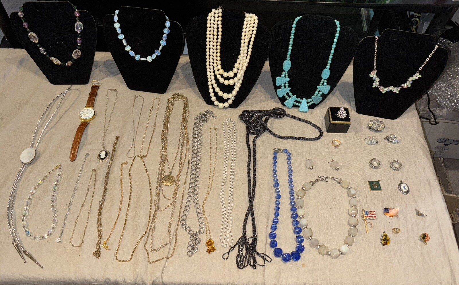 40 PIECE LOT VINTAGE COSTUME JEWELRY: NECKLACES, RINGS, PENDANTS, ETC AUCTION #8