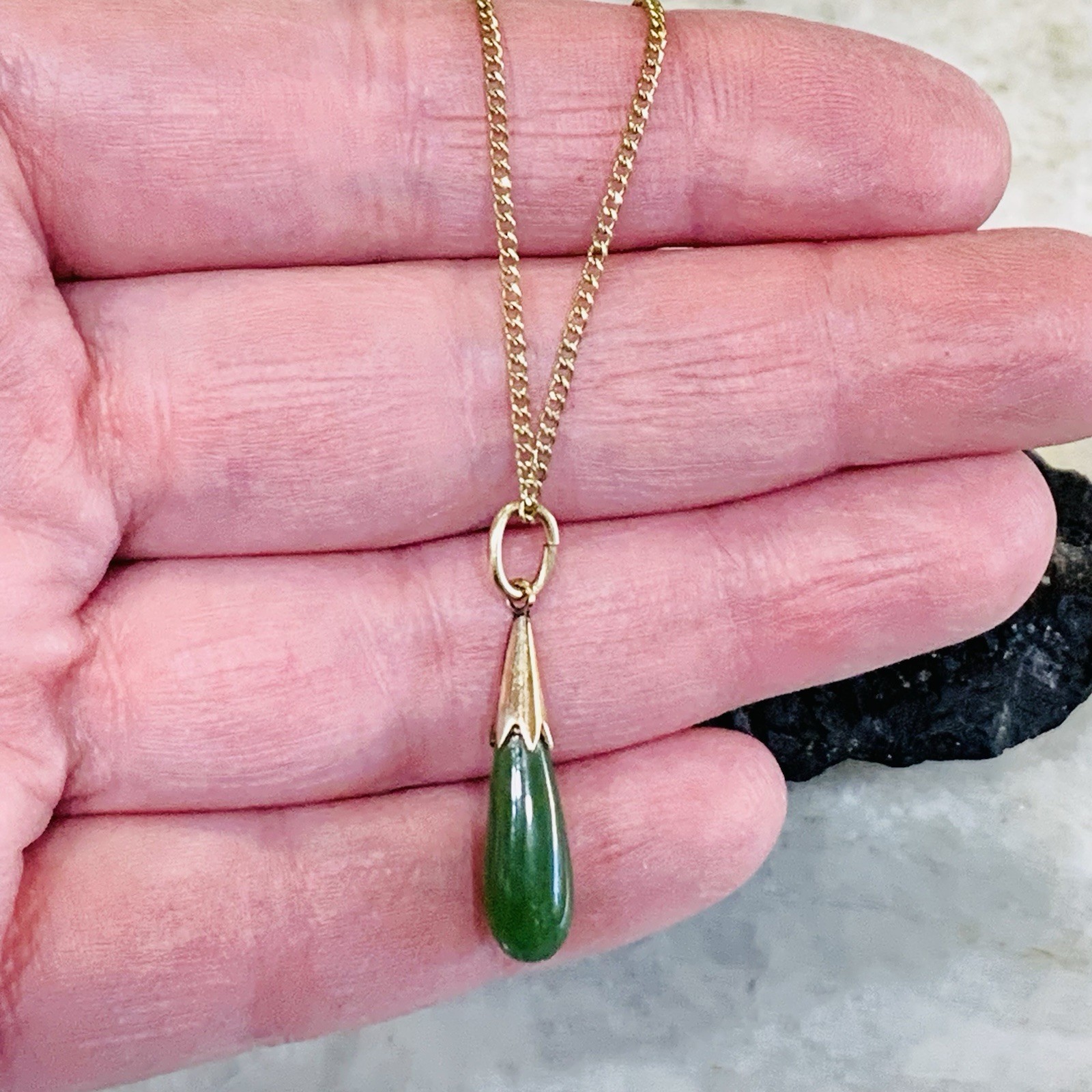 VTG Nephrite Jade Necklace Gold filled 12k Teardrop Pendant 1“ Spinach 2.9gr 18“