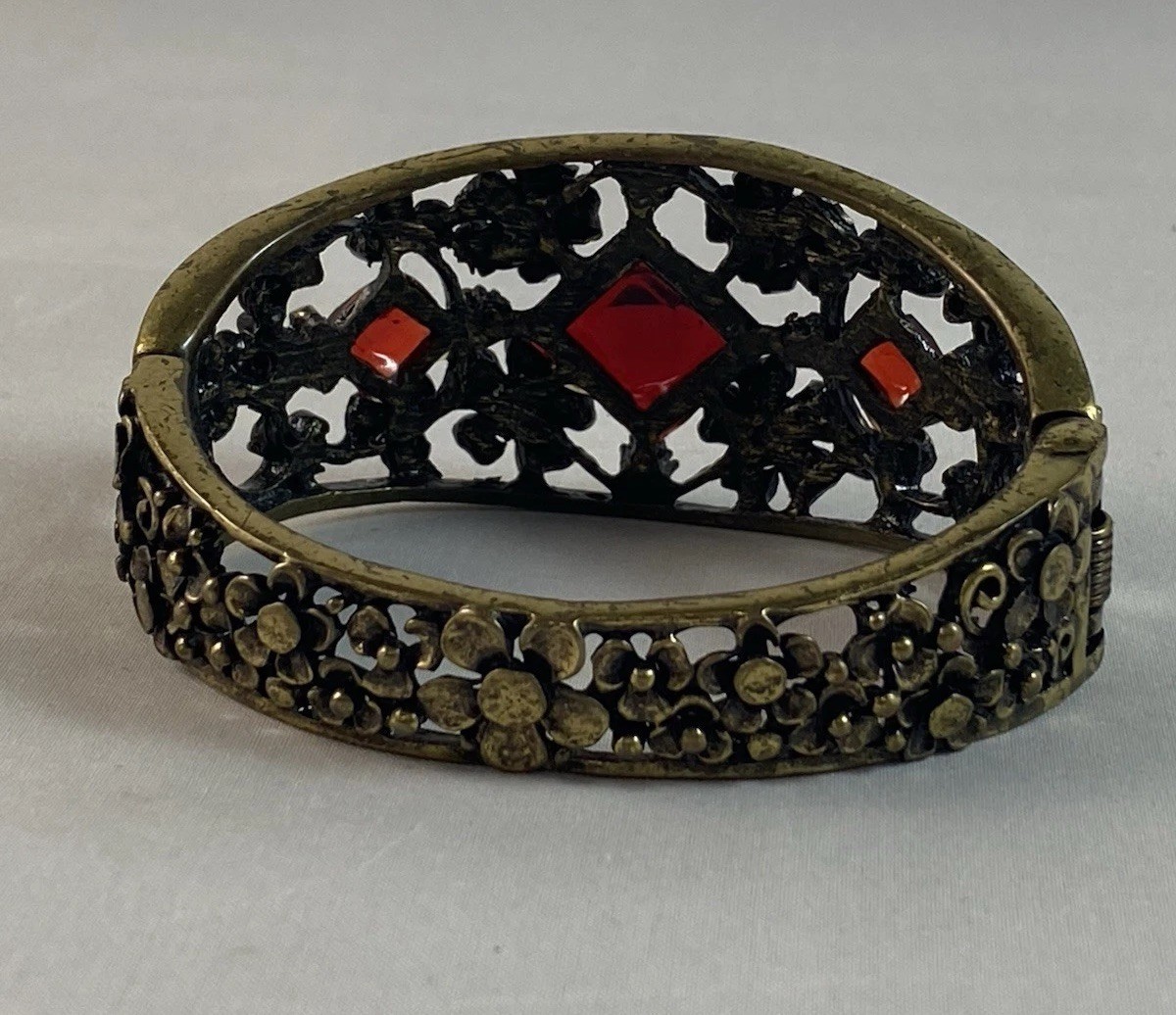 STUNNING VINTAGE LOOKING RED RHINESTONE CRYSTAL STATEMENT BANGLE BRACELET ~ S/M