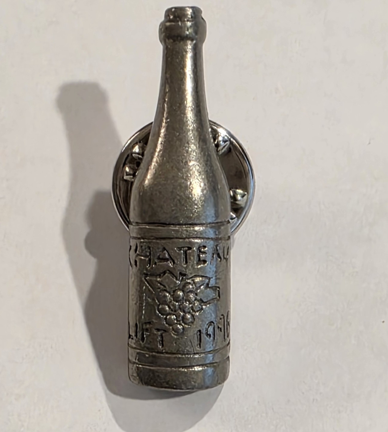 VINTAGE JIM CLIFT Pewter Lapel Tie Tac Pin CHATEAU WINE BOTTLE 1″ DATED 1996