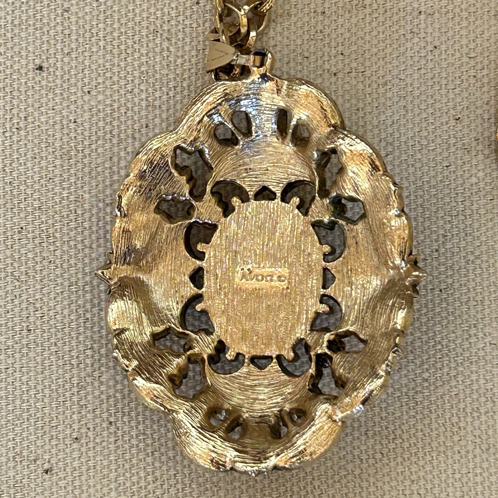 Vintage Avon Queen Anne’s Lace Pink Cabochon Pendant Necklace w Faux Pearls