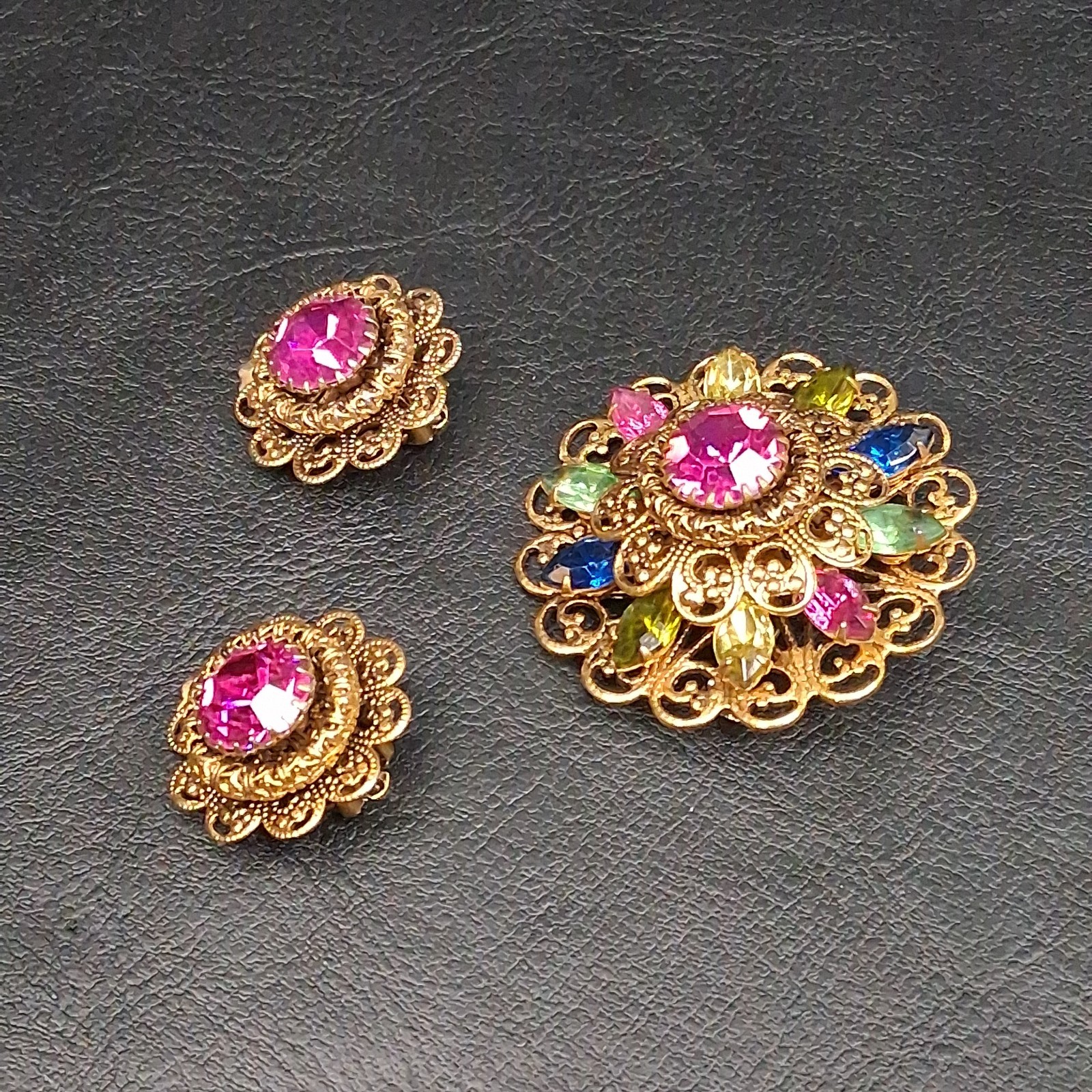 Vintage Multicolor Rhinestone Filigre Flower Brooh & Clip Earrings Set. 18.093