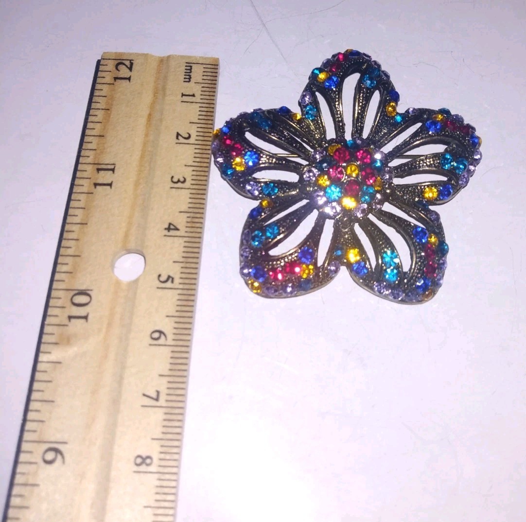 Vtg Costume Jewelry Sparkly Multi Color Glass Rhinestone Gold Tone Brooch Pin