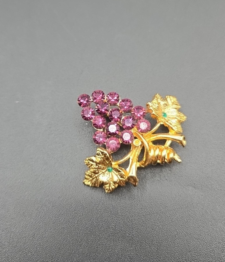 Vintage Gold tone Purple & Green Rhinestones Bunch of Grapes Brooch/Pin