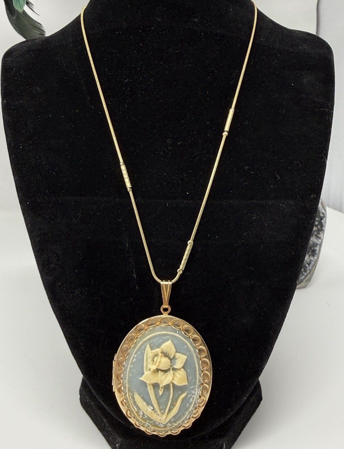 Vintage Blue/White Floral Cameo Gold Tone Locket Necklace