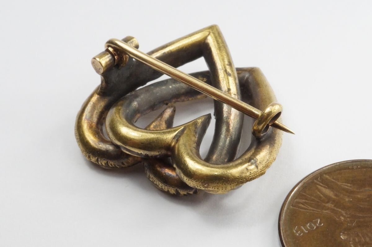 PRETTY ANTIQUE VICTORIAN ENGLISH 15K GOLD JOINED LOVERS HEARTS BROOCH c1850