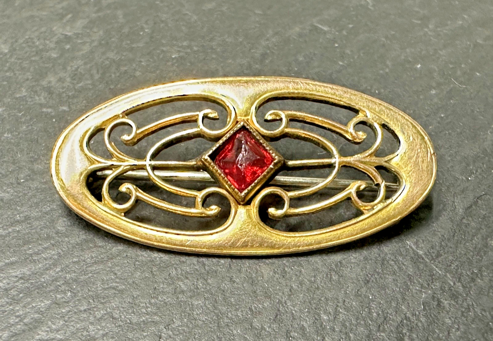 VINTAGE GOLD FILLED? BROOCH WITH SCROLL DETAILS AND RED GLASS ACCENT N829