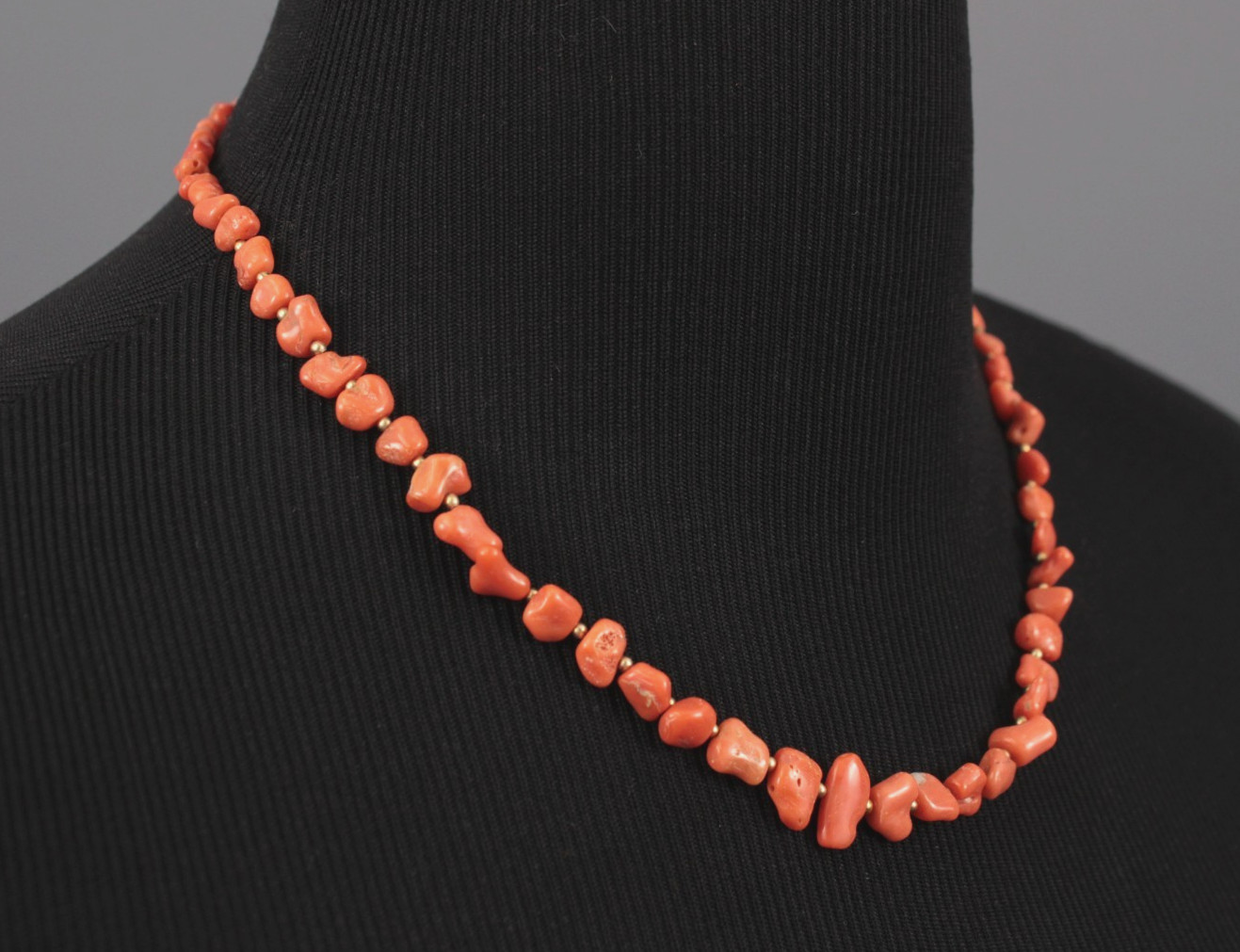 VTG Women’s Light Salmon Colored Coral Beaded Necklace 20 Inches 19 Grams