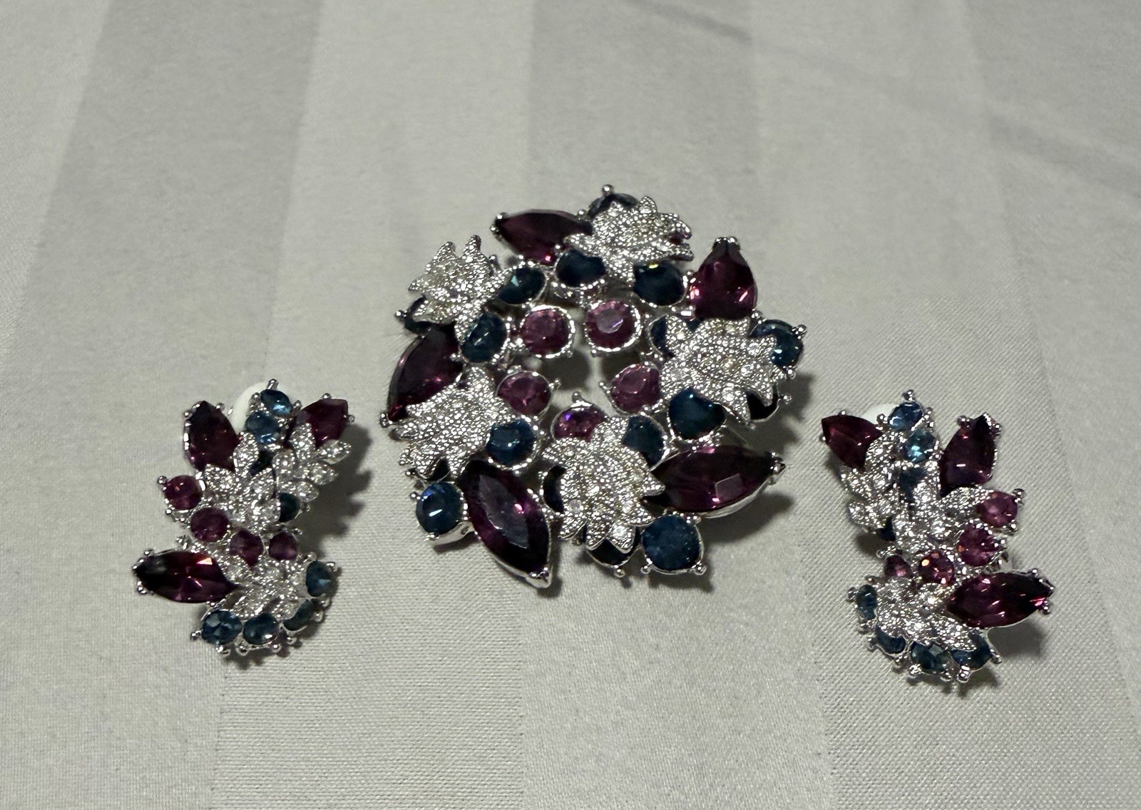 VTG White Gold W/ Purple, Dark Blue And Clear Crystals Brooch & Clip Earring Set