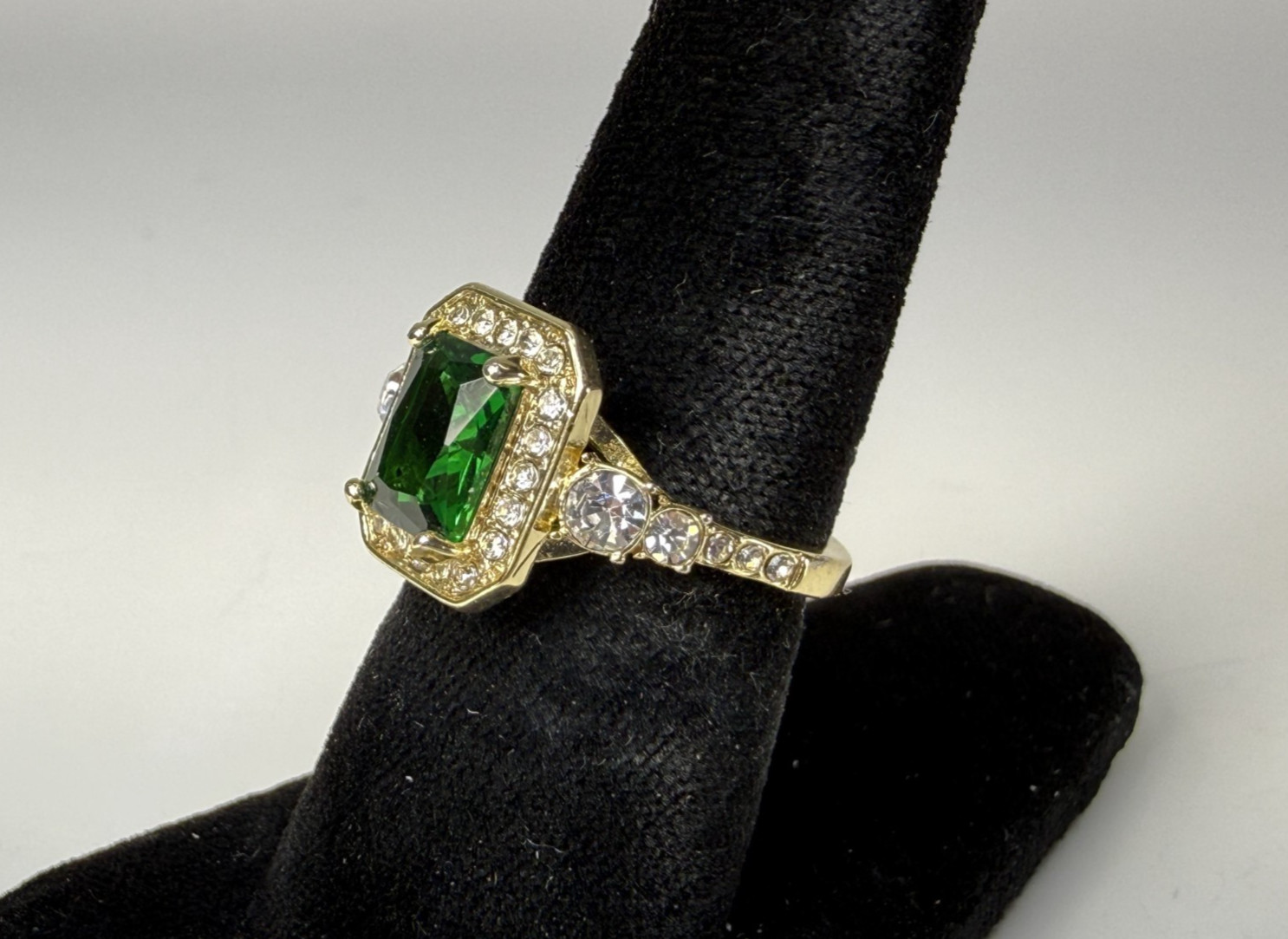 Beautiful Gold Tone Emerald Green Crystal Rhinestone Ring Size 6.25