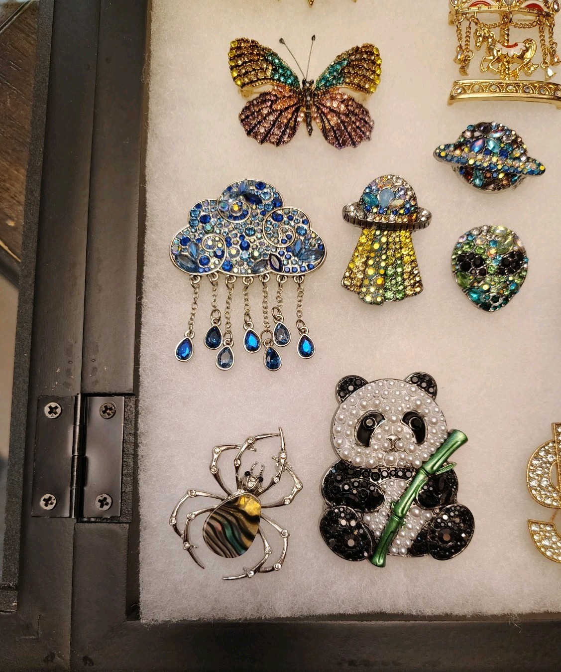 Rhinestone Brooches Lot Of 27 In Glass Front Display Case ** NEW ** ** NICE **