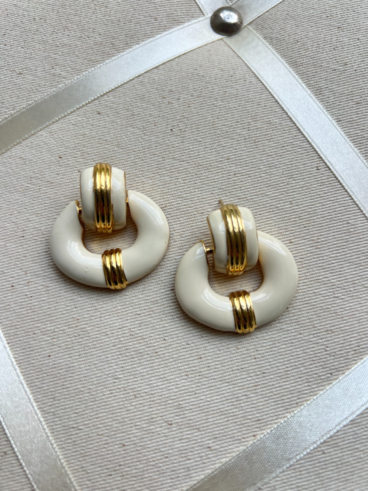 VINTAGE Erwin Pearl PEP White Enamel & Gold Tone Earrings