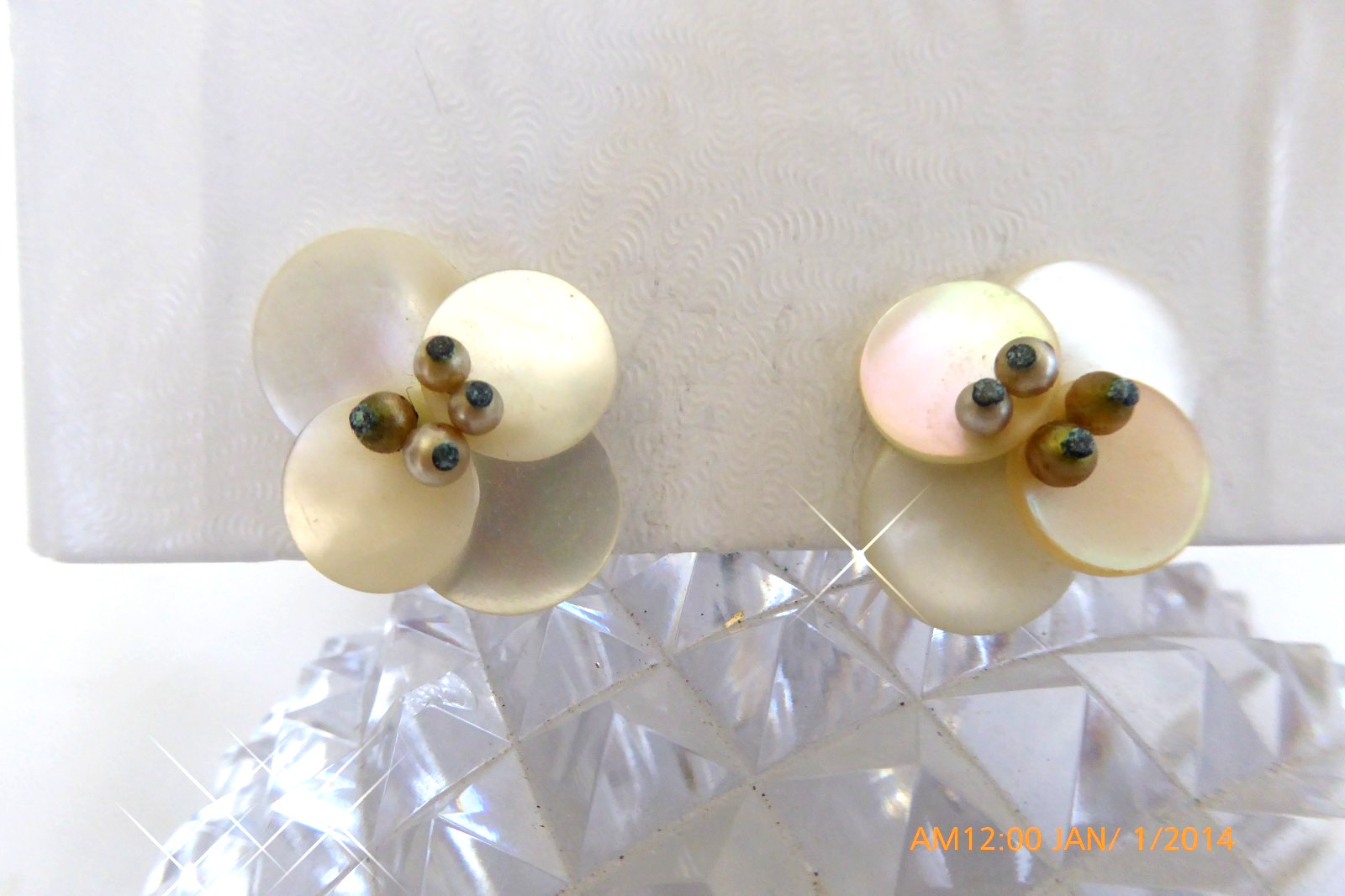 VINTAGE IRIDESCENT MOTHER OF PEARL NECKLACE, EARRINGS & BROOCH SET