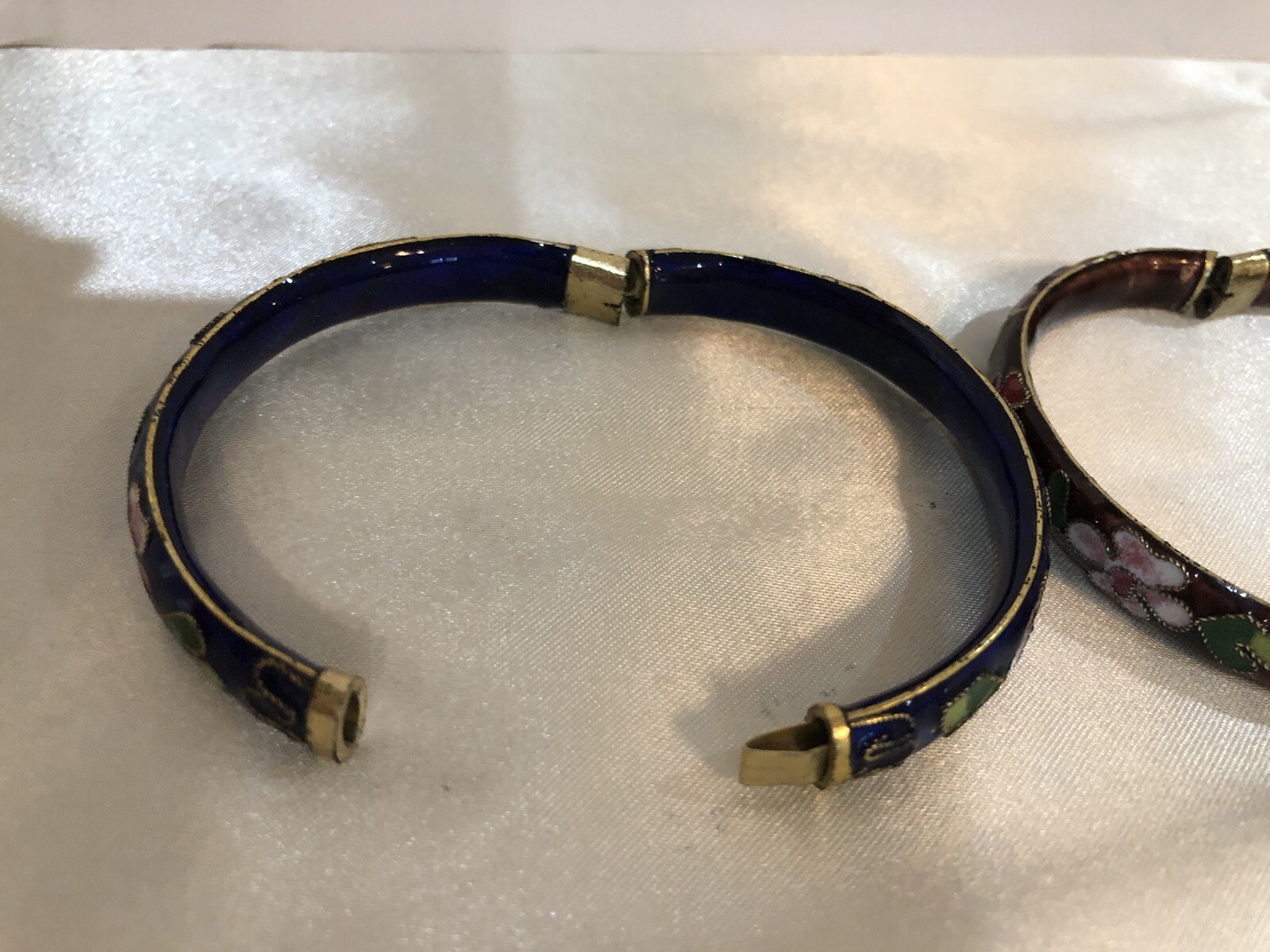 Set Of 4 Cloisonne Hinged Bangle Bracelet World Wide Import In Box W/Tags 1/4 In