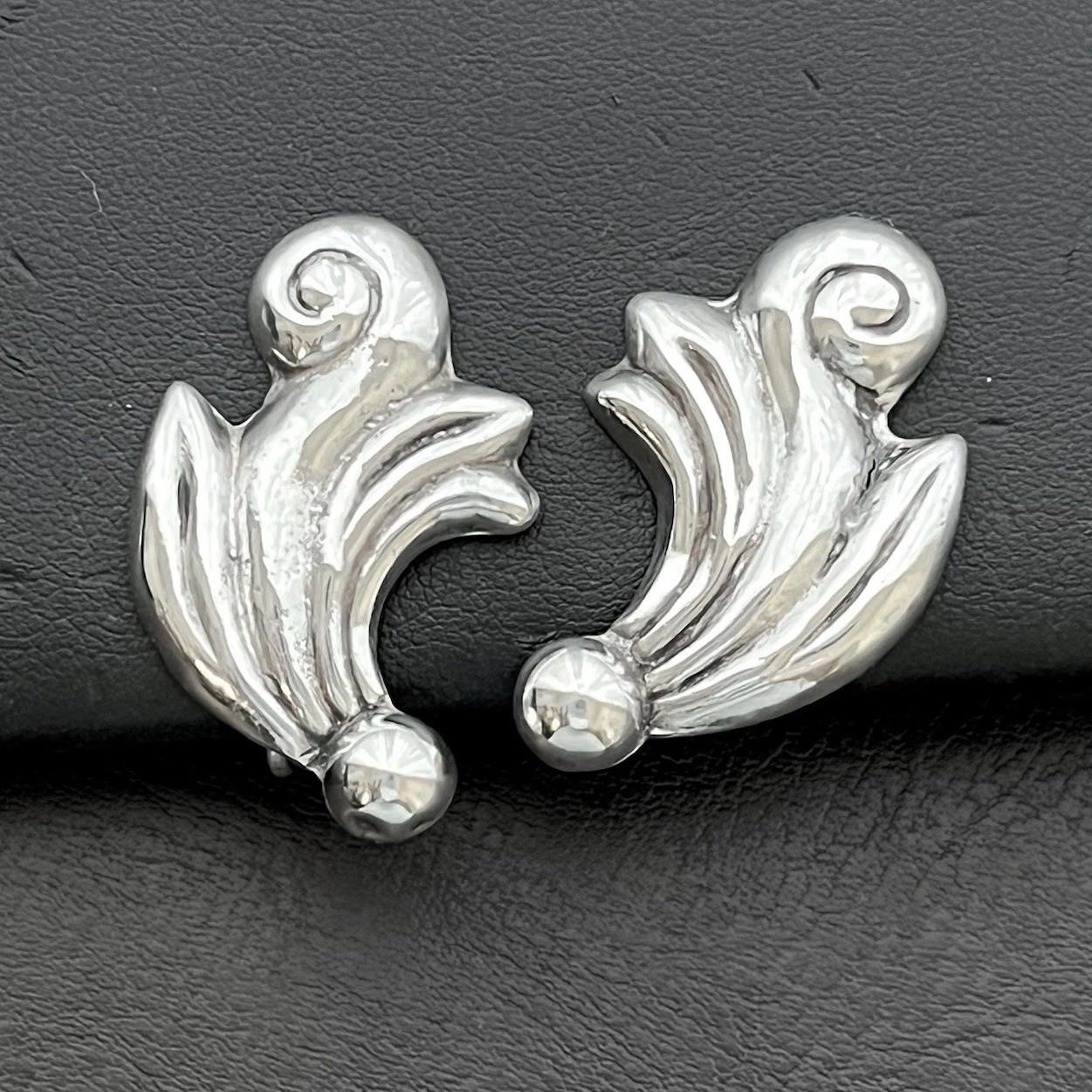 Los Castillo Taxco Mexico Signed Sterling Silver Artisan Screw Back Earrings