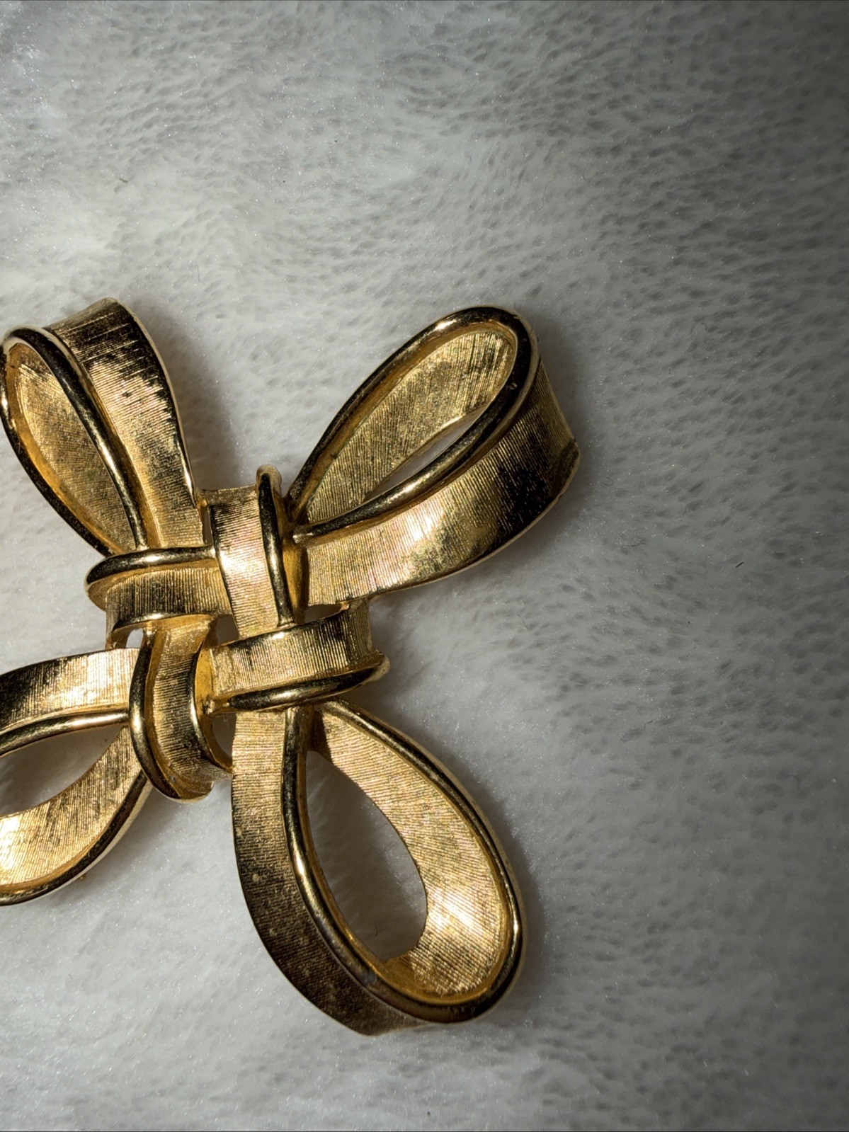 Vtg Trifari Gold Tone Brooch Ribbon Bow Twisted Textured Polished 80s Signed Pin
