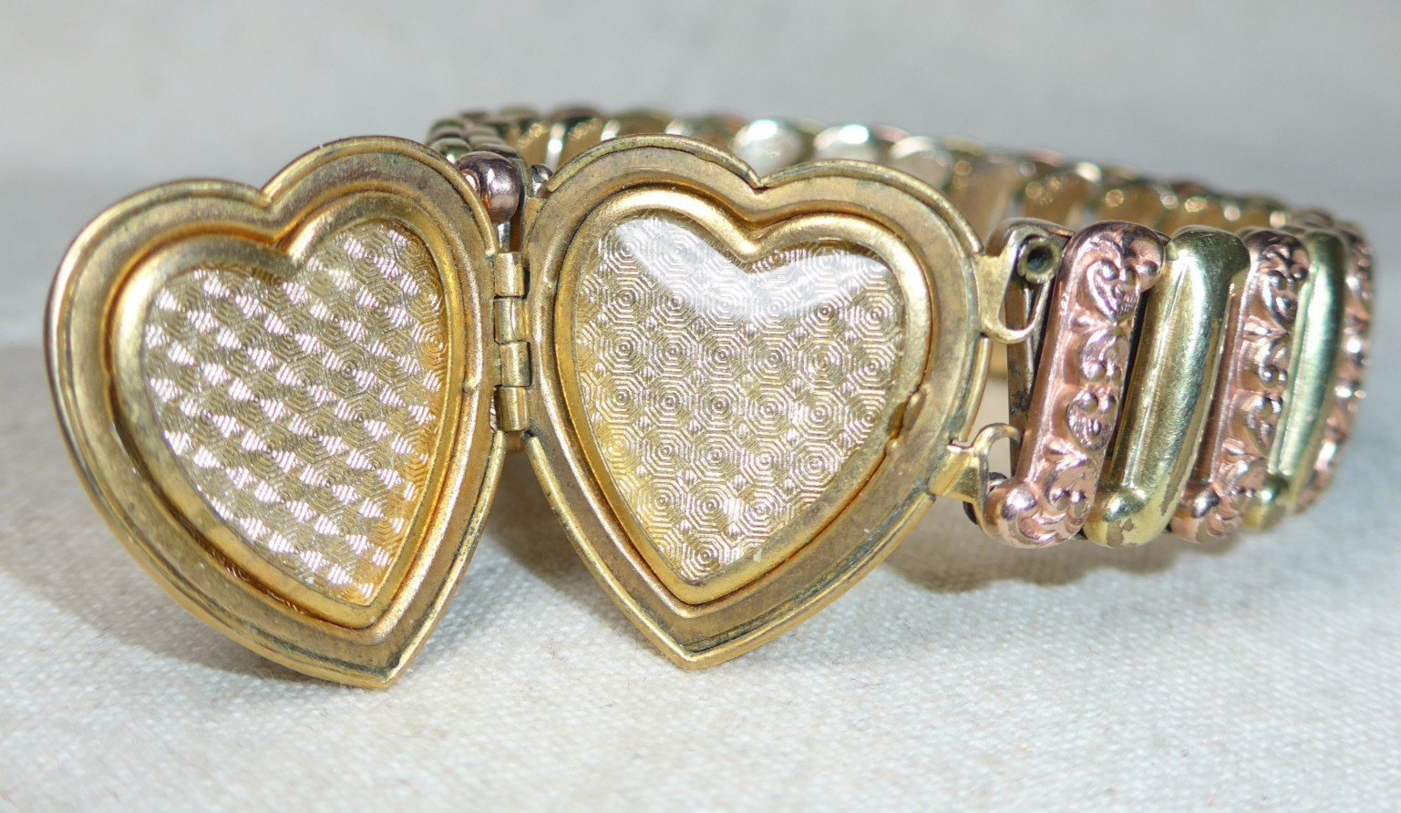 Vintage WWII LACO Sweetheart Expansion Bracelet Gold Tone Heart Locket