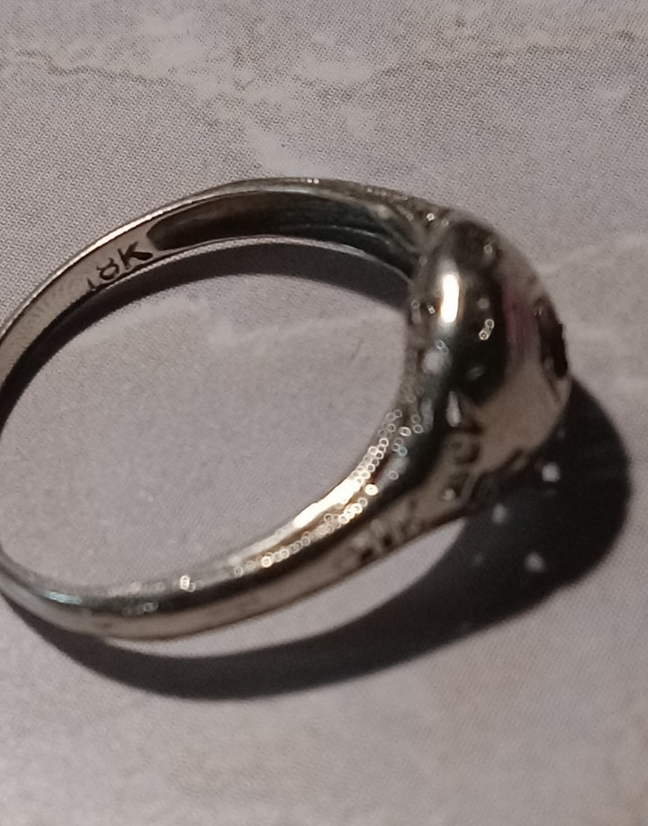 Vintage 18K Gold Ring Missing Stone Weighs approx. 1.3 gram Wearable/scrap
