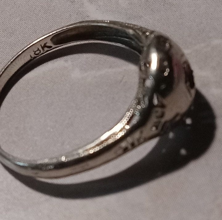 Vintage 18K Gold Ring Missing Stone Weighs approx. 1.3 gram Wearable/scrap