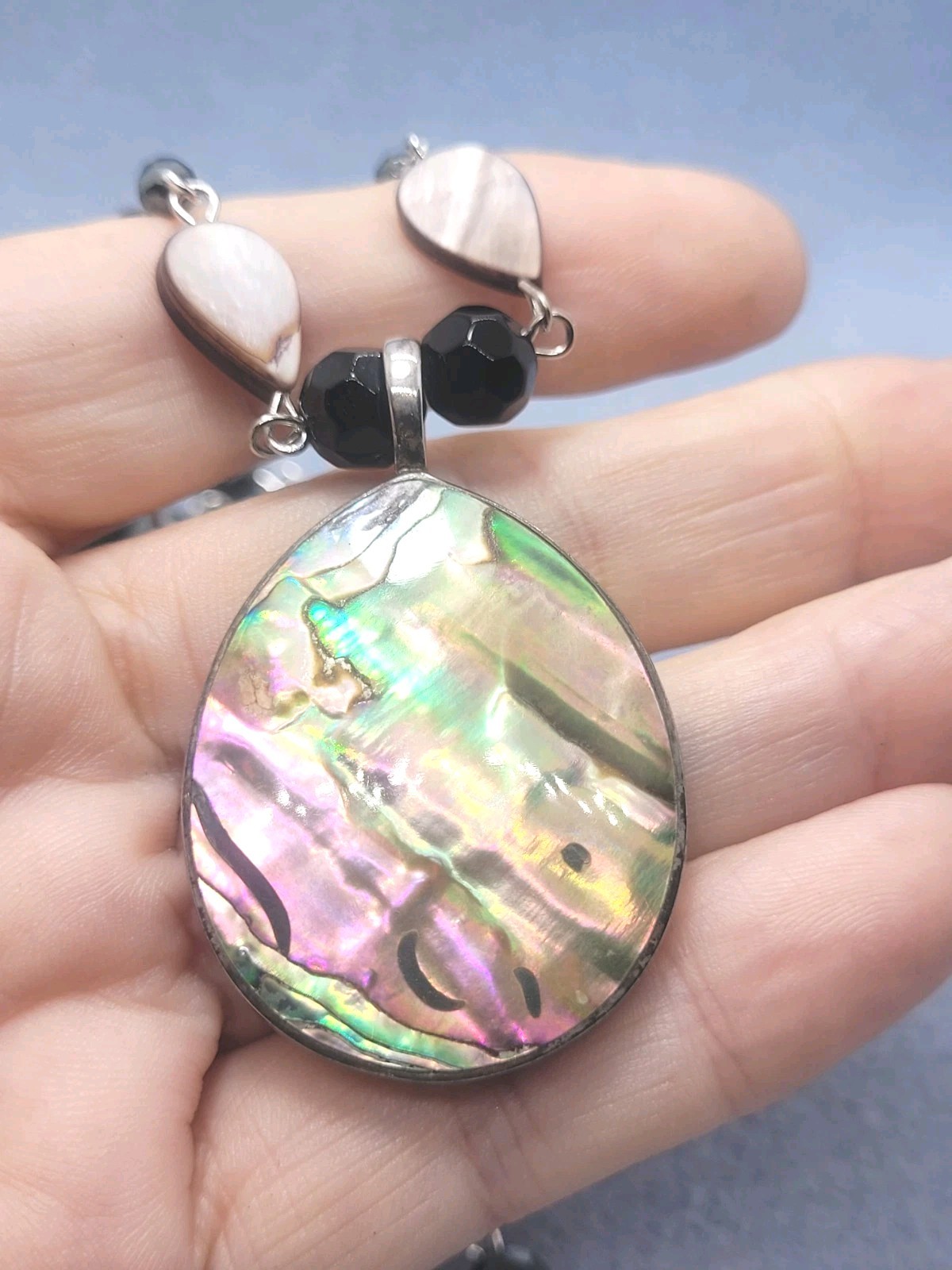 Black and gray mother-of-pearl beads, large iridescent abalone shell pendan, 34″