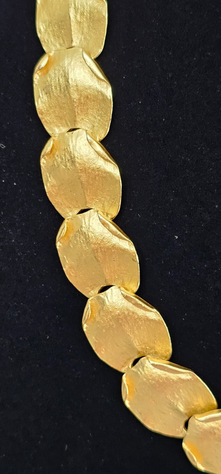 Fashion jewelry choker necklace gold tone metal 19″ quarter size like leaves