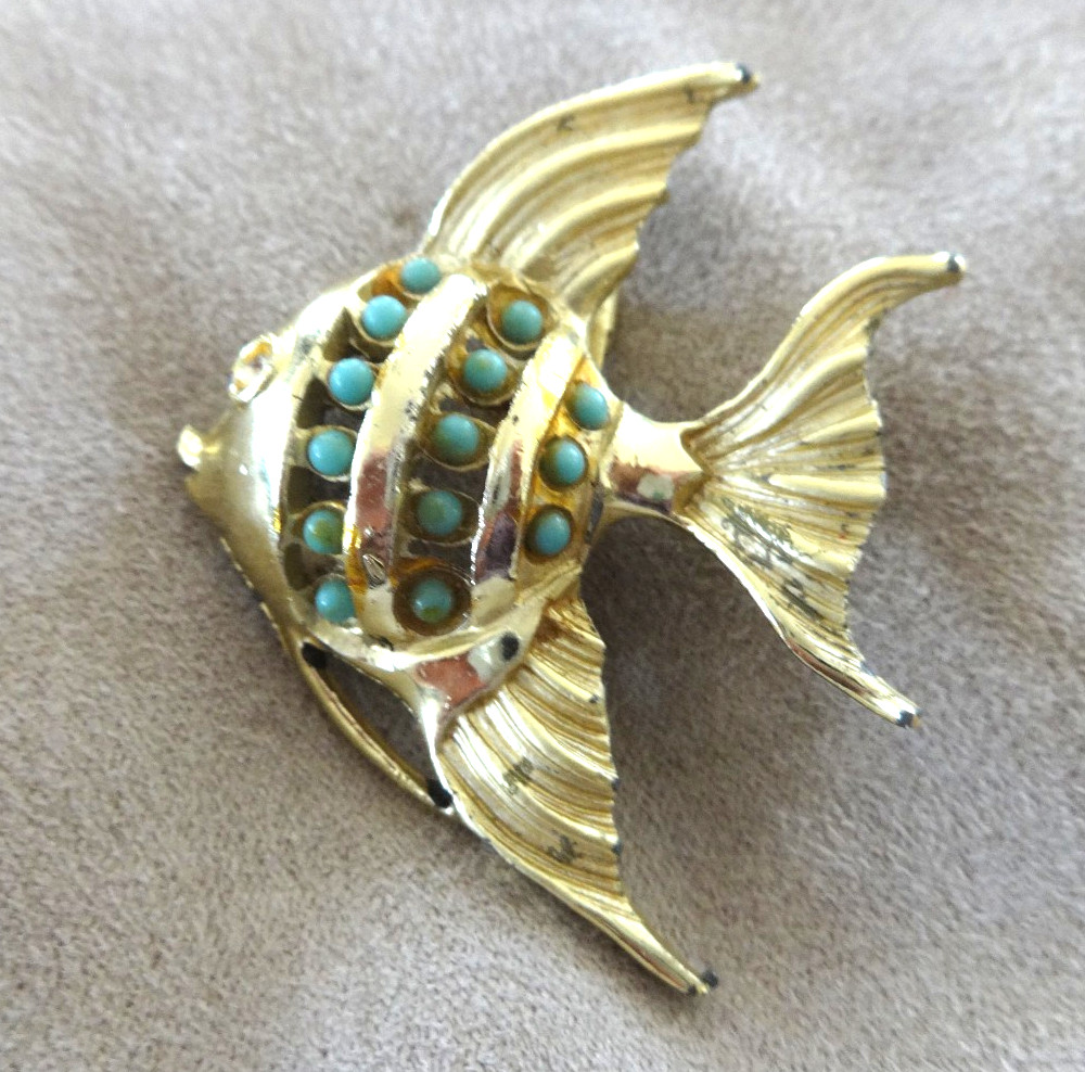 UNSIGNED GOLD TONE FISH BROOCH PIN TURQUOISE COLOR BEADS PRETTY GUC