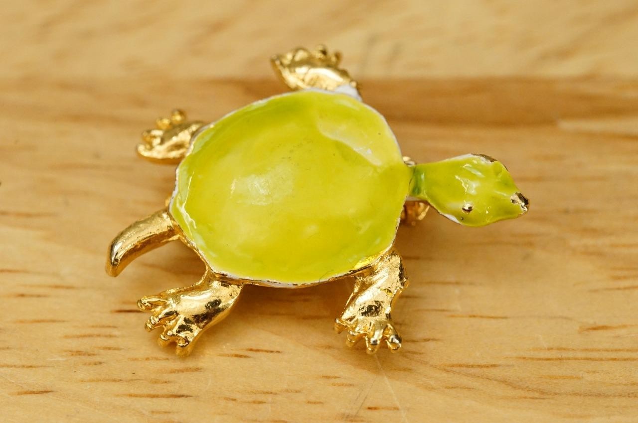 Vintage Costume Jewelry Lime Green Enamel Gold Tone TURTLE Brooch Pin